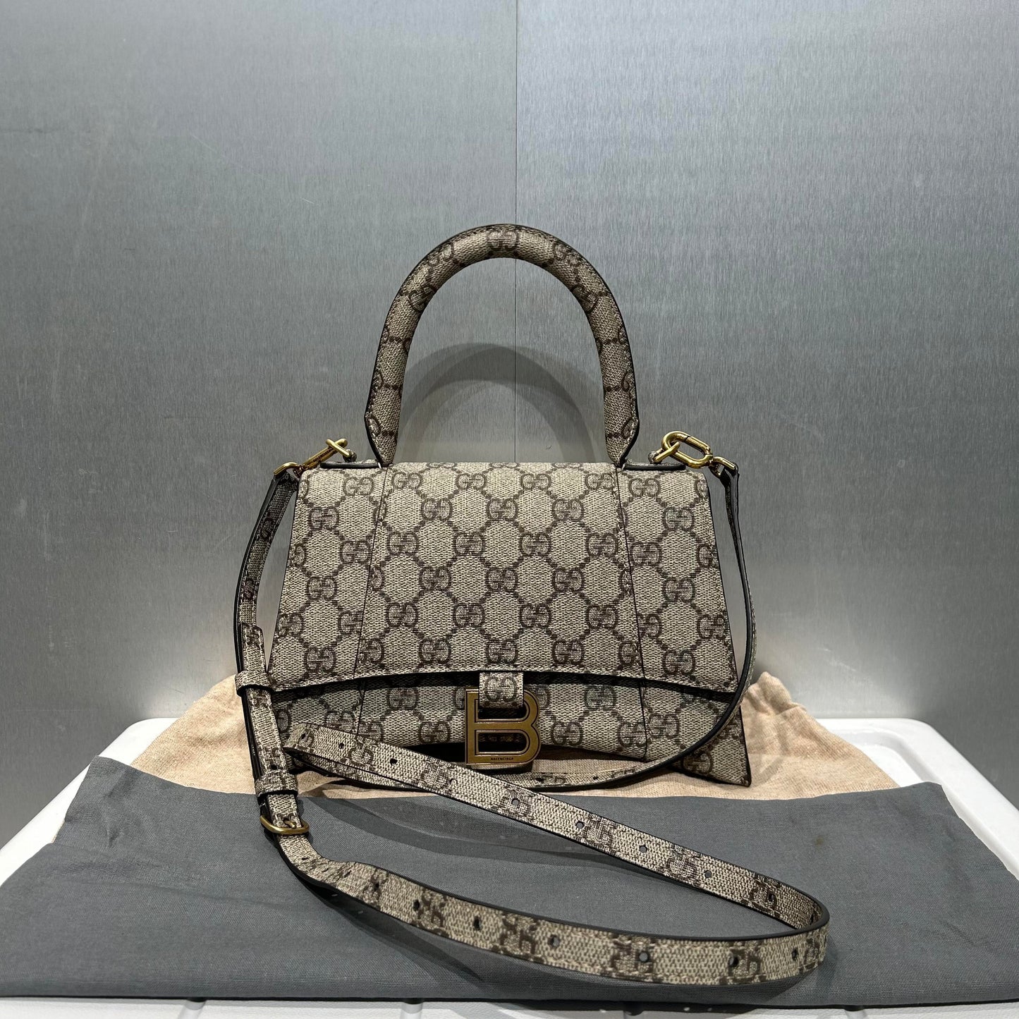 Gucci x Balenciaga
Gucci x Balenciaga Beige/Brown GG Supreme Canvas Hourglass Top Handle Bag