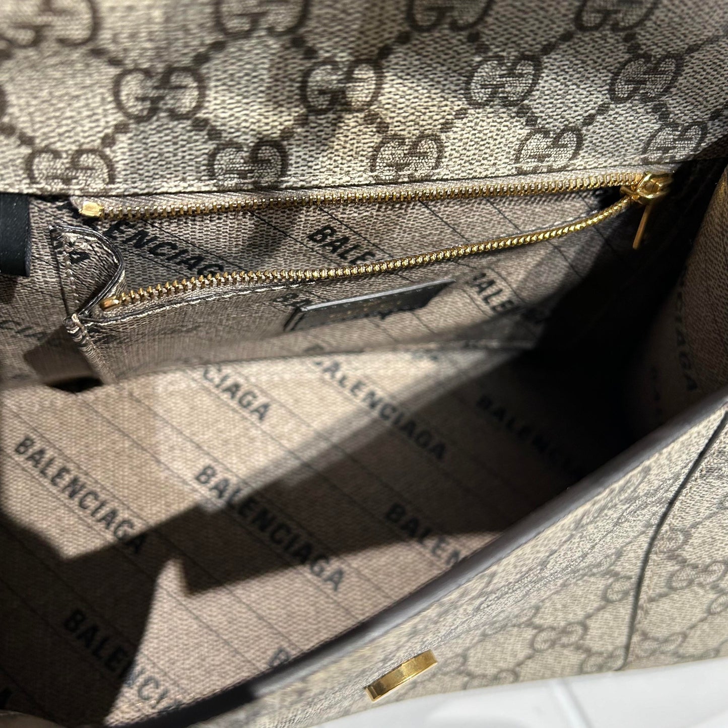 Gucci x Balenciaga
Gucci x Balenciaga Beige/Brown GG Supreme Canvas Hourglass Top Handle Bag